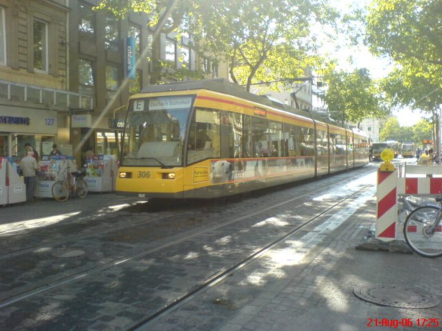 21. August 2006: Niederflurwagen 306 am Karlsruher Marktplatz. Normal sollte dieser Wagen als Linie 2 nach Wolfartsweier fahren, da aber ein Unfall auf der Ettlinger Strae war und der Kurs soviel Versptung hatte, wurden Vorerst alle Wagen der Linie 1 und 2 zum Bahnhof Durlach umgeleitet.