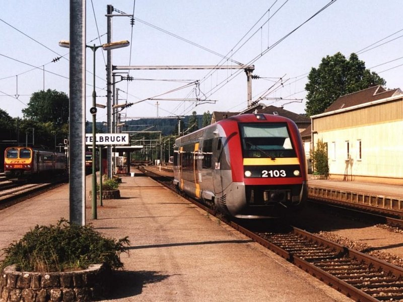 2103 mit RB 3650 Luxembourg-Wiltz auf Bahnhof Ettelbrck am 24-7-2004. Bild und scan: Date Jan de Vries.