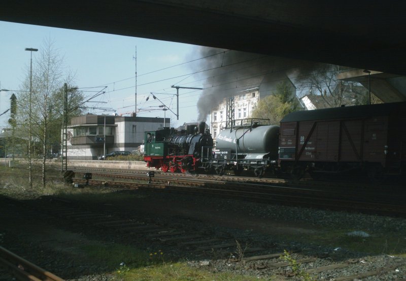 21.04.2008: T3  VBV 102 bei der Weiterfahrt unter
der Peiner Nord-Sdbrcke