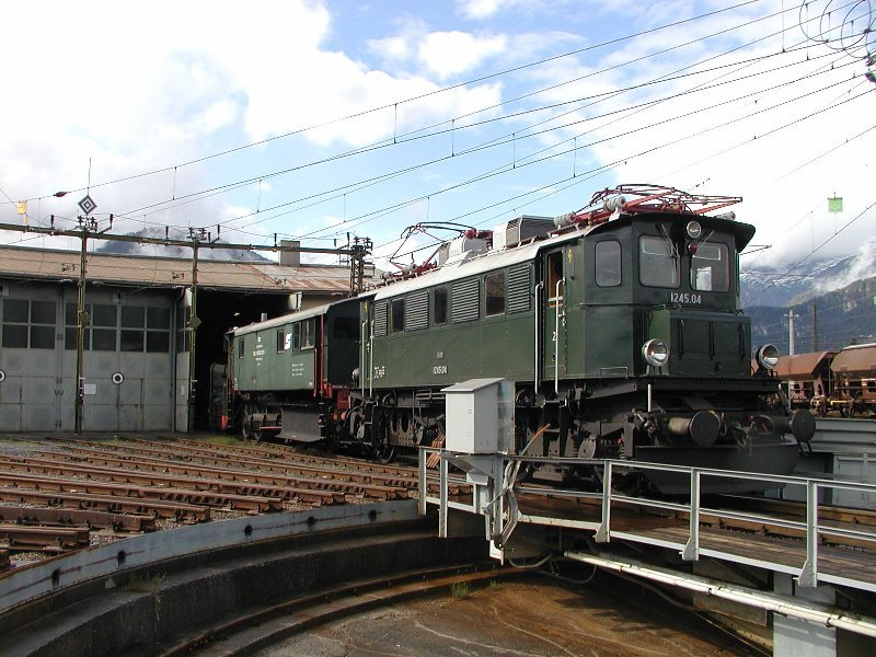 21.05.2003, 1245.04 befrdert den Bludenzer Klima-Schneepflug 976 311 nach dem  Abschmieren  aus dem Rundschuppen der Zf Saalfelden, um ihn noch am selben Tag in das TS-Werk Knittelfeld zu bringen.