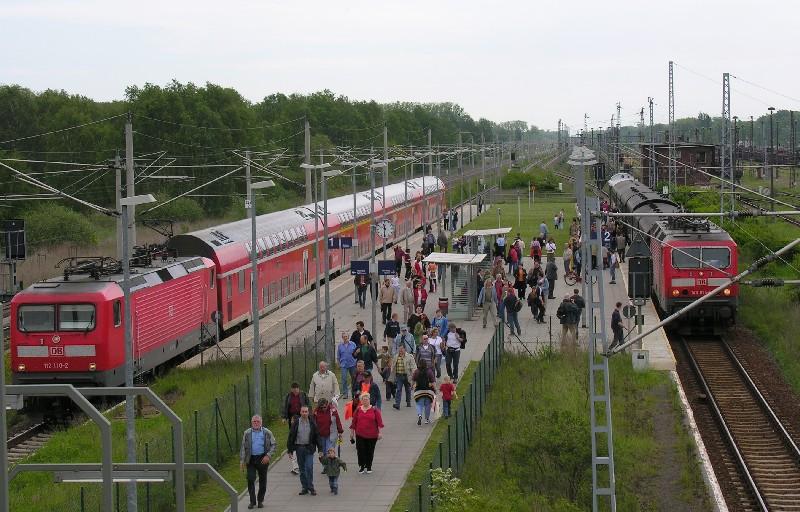 21.05.2005, Bahntag mit Bahnhofsfest in Elstal (Wustermark Rbf), hier die Ankunft des Sonderzuges aus Berlin-Spandau mit historischen Wagen und links der RE 4 mit der 112110 nach Rathenow. Die fr den Sonderzug versprochene 52er war leider defekt, so da die 143874 als Ersatz verwendet wurde.
