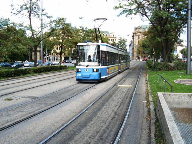 2106 hat am Karlsplatz (Stachus) erst die H�lfte des Linienwegs geschafft.