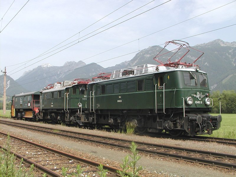 21.06.2006, 1040.01, 1245.04 und der Saalfeldener Klima-Schneepflug 976 016 unterwegs von Saalfelden ins TS-Werk Knittelfeld bei einem Zwischenhalt im Bahnhof Haus