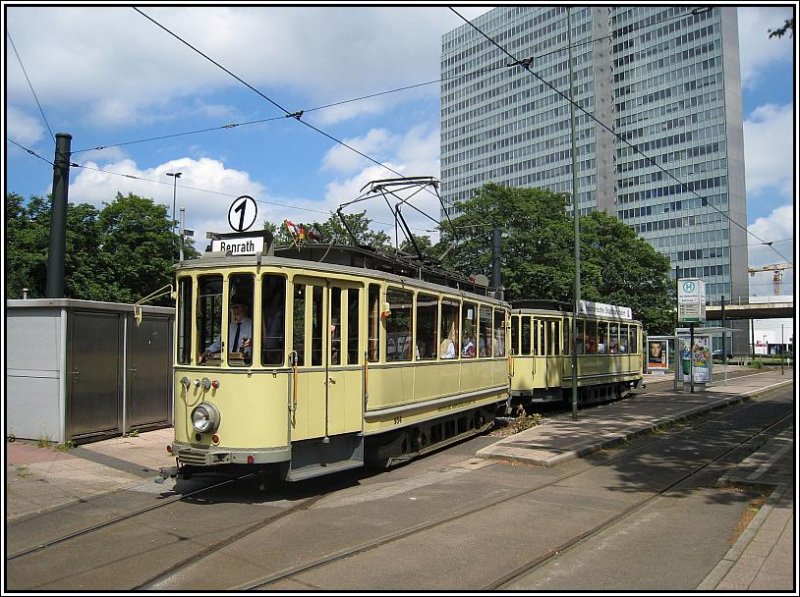 21.06.2008 an der Haltestelle Jan-Wellem-Platz in Dsseldorf. Fr Sonderfahrten zum Depot in Benrath - dort war an diesem Samstag ein Tag der offenen Tr bei der Rheinbahn - wurde auch die historische Tram 954 (Baujahr 1928!) eingesetzt.