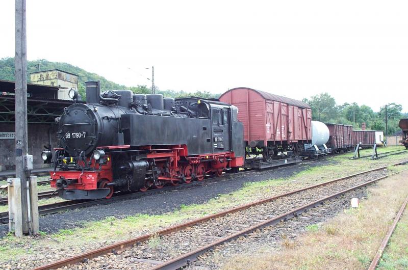 21.09.01 991790-7 steht in Freital Hainsberg kalt vor einem Gterzug