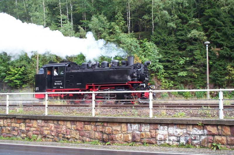 21.09.01 die in Freital Hainsberg  beheimatete 991741-0 fhrt im Kurort Kipsdorf zu ihrem Zug