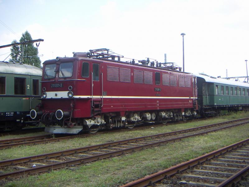 211  001-3 beim Eisenbahnfest in Berlin Schneweide am 20.08.05