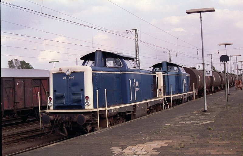 211 011-2 mit Schwesterlok in Rheine 04-08-1992.