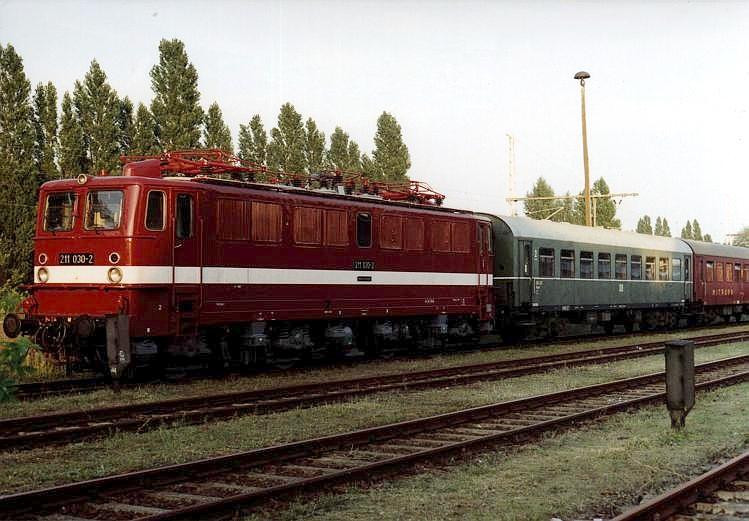 211 030 der PE-Cargo vor Bghw+Reko-Speisewagen auf dem Eisenbahnfest in Berlin-Sch�neweide am 19.8.05-abends