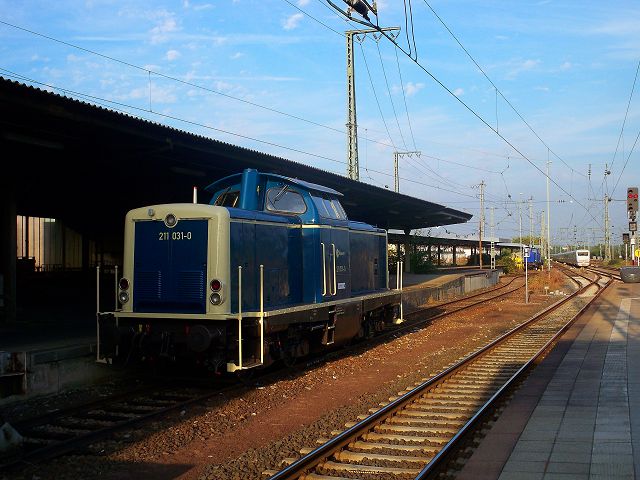 211 031 steht abgestellt im Hauptbahnhof Karlsruhe. Aufgenommen am 24.9.2009