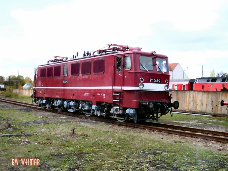 211 0492 der DR (E 11) in der späteren weinroten Lackierung hier im