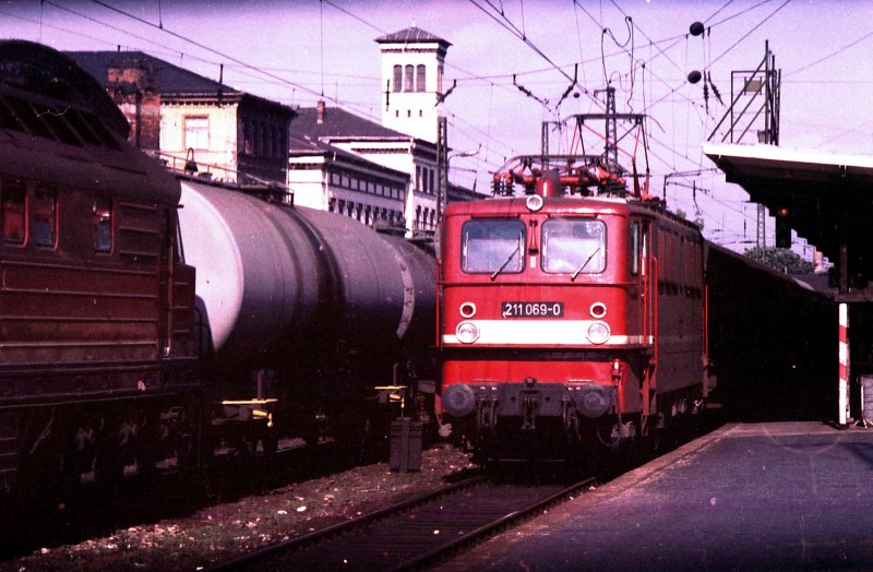 211 069-0 wartet auf die Ausfahrt aus dem Erfurter Hbf Richtung Arnstadt im Sommer 1985