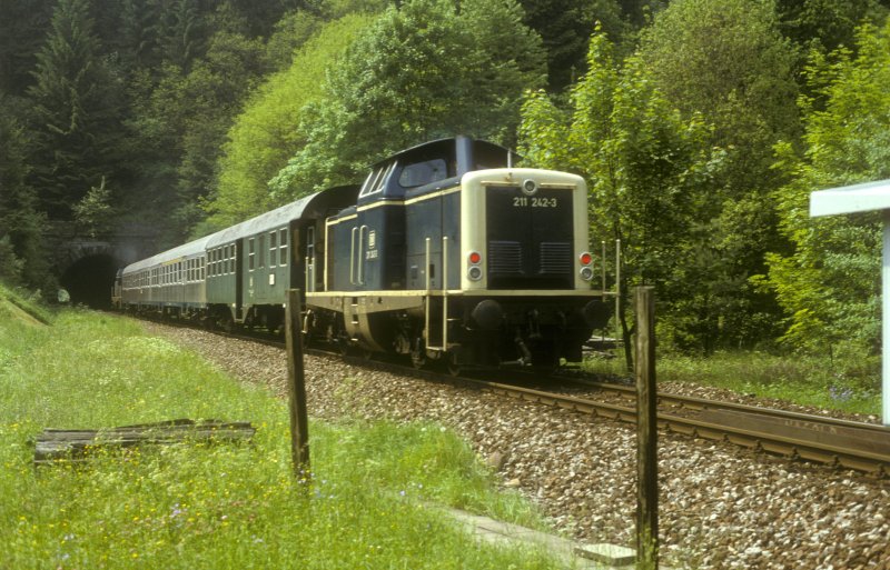211 242  Calw  01.06.85 ( Zuglok 211 358 )