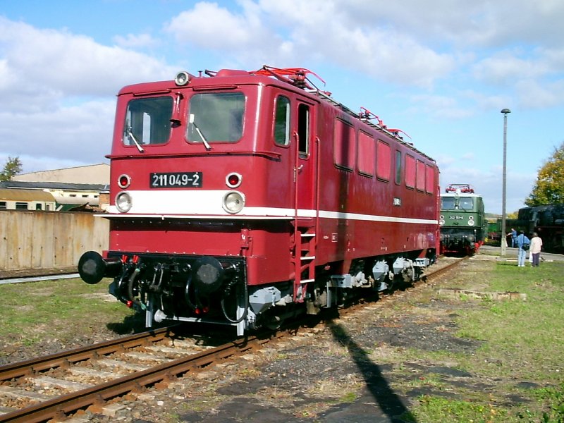 211 949-2 (E11)der Deutschen Reichsbahn in spterer Lackierung, hier im ehem. Bw Weimar, 2005