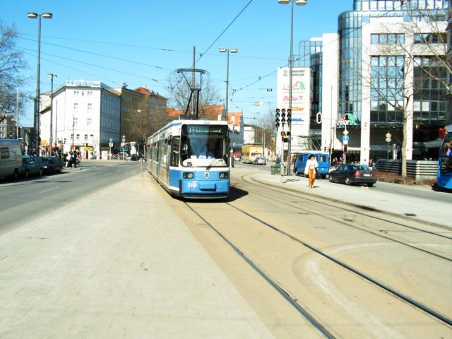 2110 ist bei sch�nstem Wetter auf der Linie 17 unterwegs.