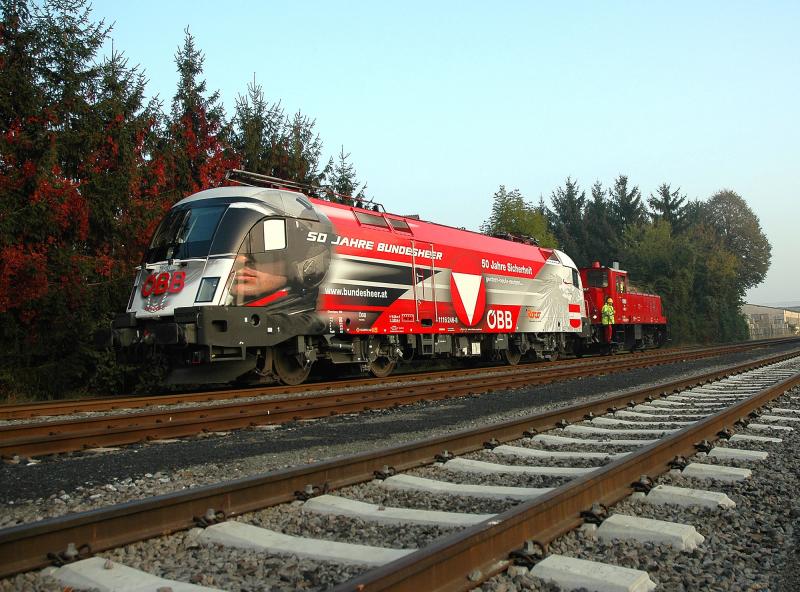 21.10.2005: anlsslich des Tages der internationlaen Bundesheereinstze wurde heute in den Morgenstunden die Bundesheerwerbelokomotive 1116 246 vom Grazer Hauptbahnhof in die Belgierkasserne in Graz berstell. Da die GKB nicht elektrifiziert ist bernahm die berstellung die GKB 600.2. Hier befindet sie der Zug kurz vor der Kaserne im Bereich Wetzelsdorf