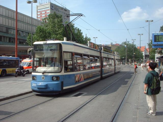 2111 ist am 19.07.04 auf der 17er unterwegs. Hier am Hauptbahnhof.