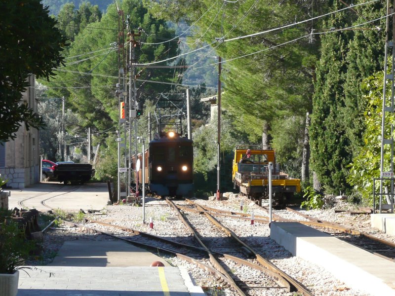 21.11.08,der Turstico mit TW 1 von Palma nach Sller hat Einfahrt in den Bahnhof Bunyola.