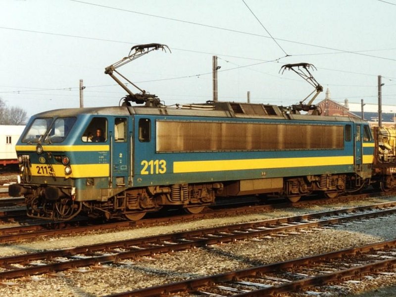 2113 auf Bahnhof Essen am 3-4-1996. Bild und scan: Date Jan de Vries.
