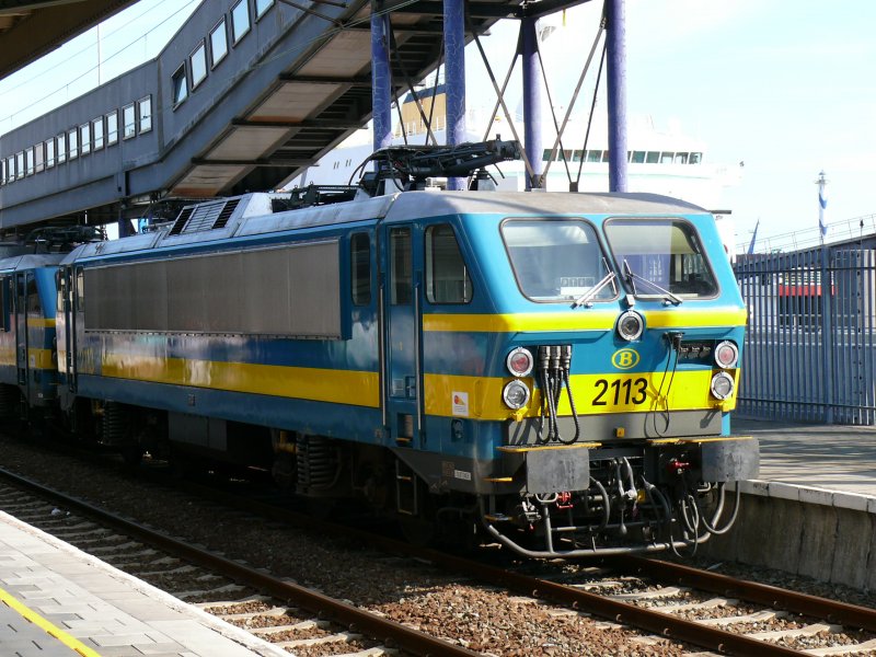 2113 wartet im Bahnhof Ostende auf ihren Einsatz. Aufgenommen am 06/08/2008.