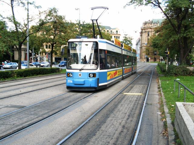 2114 ist auf der Linie 19 unterwegs. Hier am Karlsplatz (Stachus).