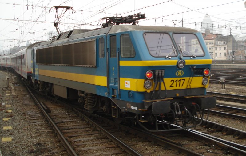 2117 schiebt am 04.04.09 ihren Intercity in Richtung Lttich aus dem Bahnhof Bruxelles Midi.