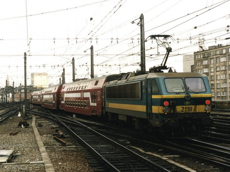 2118 mit IC Bruxelles Midi-Anviers Central auf Bahnhof Bruxelles Midi am 26-12-2001. Bild und scan: Date Jan de Vries. 