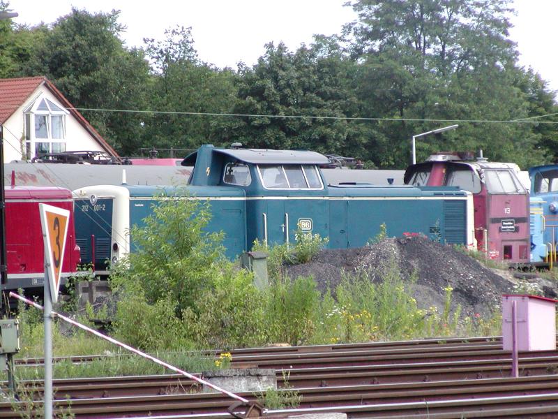 212 001-2 stand versteckt am 18.06.2005 in Darmstadt-Kranichstein.