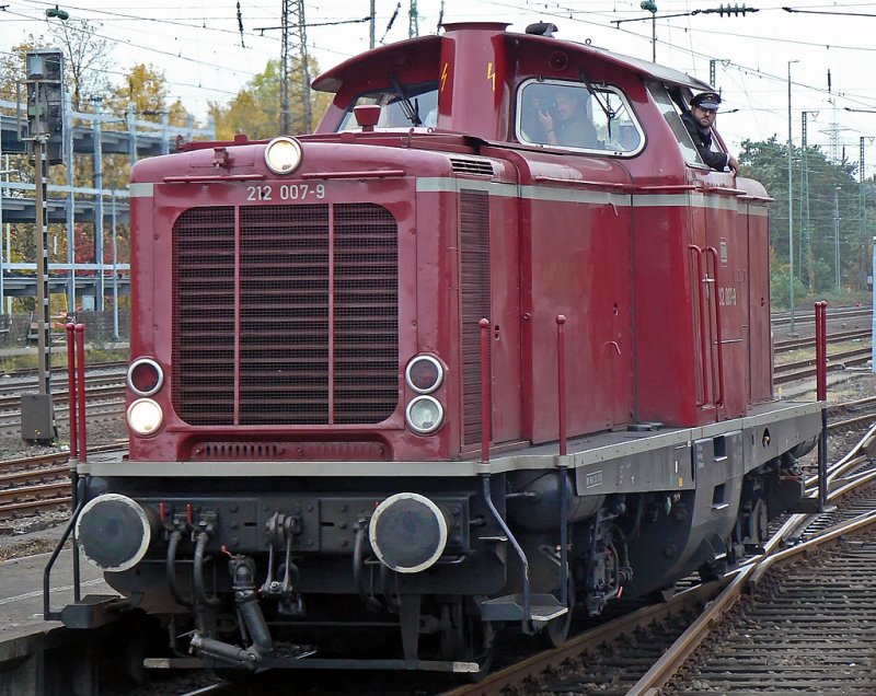 212 007-9 beim umsetzen in Solingen Hbf. an Gleis 8, am 24.10.09
