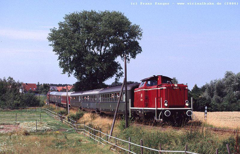 212 023 und V80 002 (am Zugschluss) verlassen am 18.7.'04 bei einer Sonderfahrt zwischen Schweinfurt und
Kitzingen-Etwashausen die Ortschaft Kleinlangheim im Richtung Schweinfurt.