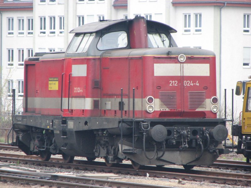 212 024-4 von PE Cargo wartet in Dresden-Neustadt auf ihren nchsten
Einsatz.08.04.07