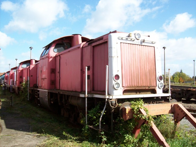 212 030-1 wartet in Stendal auf ihre Aufarbeitung. Hier am 15.09.07 beim  Tag der offenen Tren .
<a href= http://staedte.kaposo.de  target= _blank ><img src= http://www.Bahnbilder.de/counter/counter_new.php?key=293281525  alt= Städte auf Kaposo  title= Städte auf Kaposo  border= 0  /></a>
