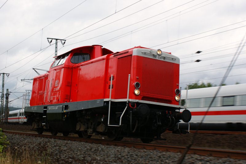 212 036-8 auf ihrer Solofahrt kurz vor Fulda HBF am 18.07.2009