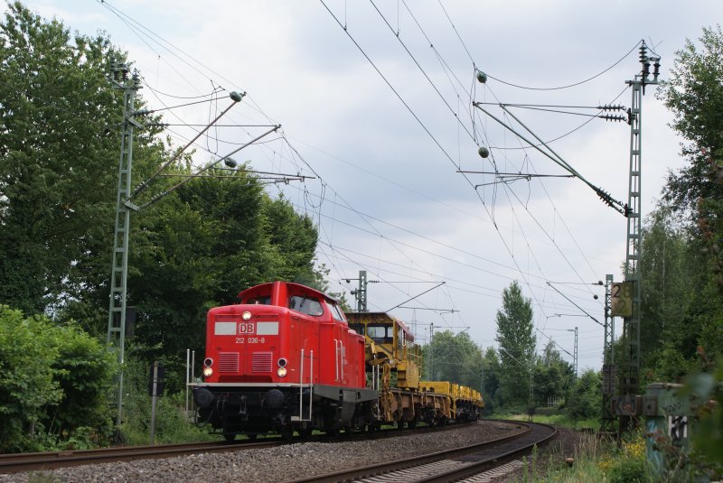 212 036-8 mit Schienenwaggons am Km 28,190 in Dsseldorf am 04.07.2008