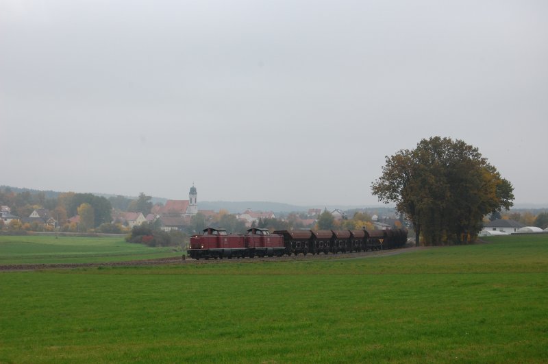 212 047 und 212 370 mit einem Schotterzug in Richtung Gebenbach am 12.10.2008 bei Ursulapoppenricht. (Strecke Amberg-Schnaittenbach)