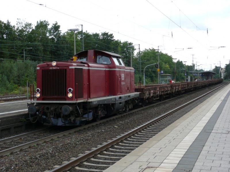 212 047-5 der EFW Verkehrsgesellschaft bei der Durchfahrt des Recklinghuser Hbf. am 2.9.2008