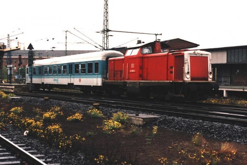 212 050-9 mit eine sehr kurze Nahverkehrszug zwischen Mnchengladbach und Dalheim auf Mnchengladbach Hauptbahnhof am 25-10-1994. Bild und scan: Date Jan de Vries. 
