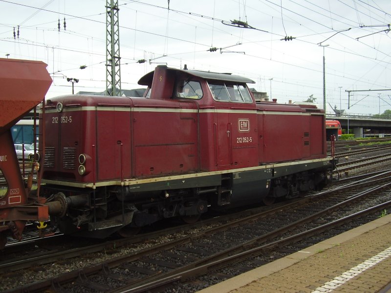 212 052-5 der EfW mit einem Gterzug in Koblenz.(13.5.07)