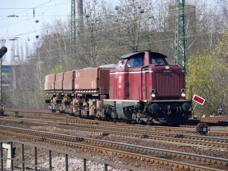 212 052-5 mit kurzem Schotterzug in Bochum Langendreer-West am 21.3.2009