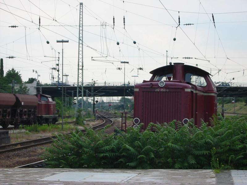 212-052 steht in Heidelberg Hbf und links von ihr steht die 212-370 mit einem Gterzug.