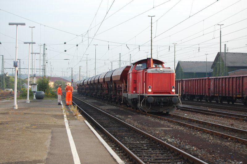 212 054-1 der Eisenbahn Gesellschaft Potsdam stand am 27.08.07 mit einem Schotterzug auf Gleis 6 des Aalener Bahnhofs.
