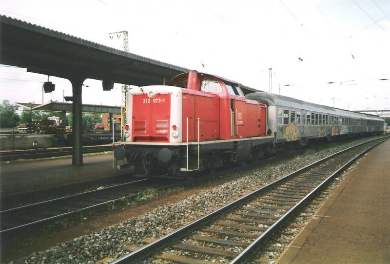 212 073-1 wartet mit ihrer Regionalbahn auf die Abfahrt Richtung Fulda in Gieen. Juli 1998. Foto-Scan.