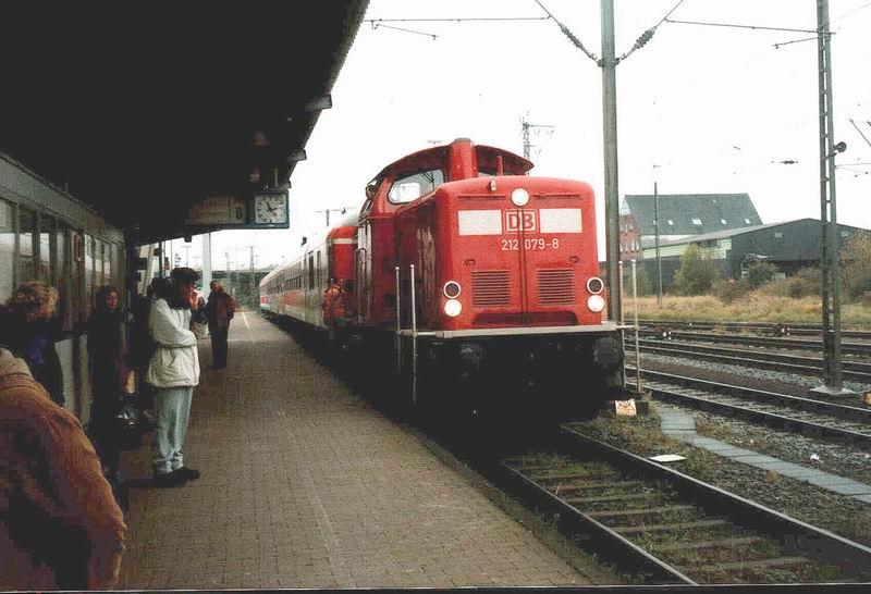 212 079 in Emden Hbf.Sie hat eine RB vom Auenhafen her gebracht und setzt nun mit Hilfe des Rangierers (hinten auf der Lok) ins Nebengleis zurck.Wie zu erkennen,befand sich Ende Oktober 2002 noch ein BDms im Zug.