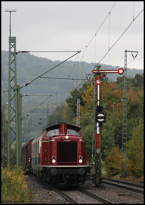 212 084-8 passierte am 4.10.2008 um die Mittagszeit mit einem Leerzug aus Richtung Sttutgart den Bahnhof Goldshfe in Fahrtrichtug Crailsheim.