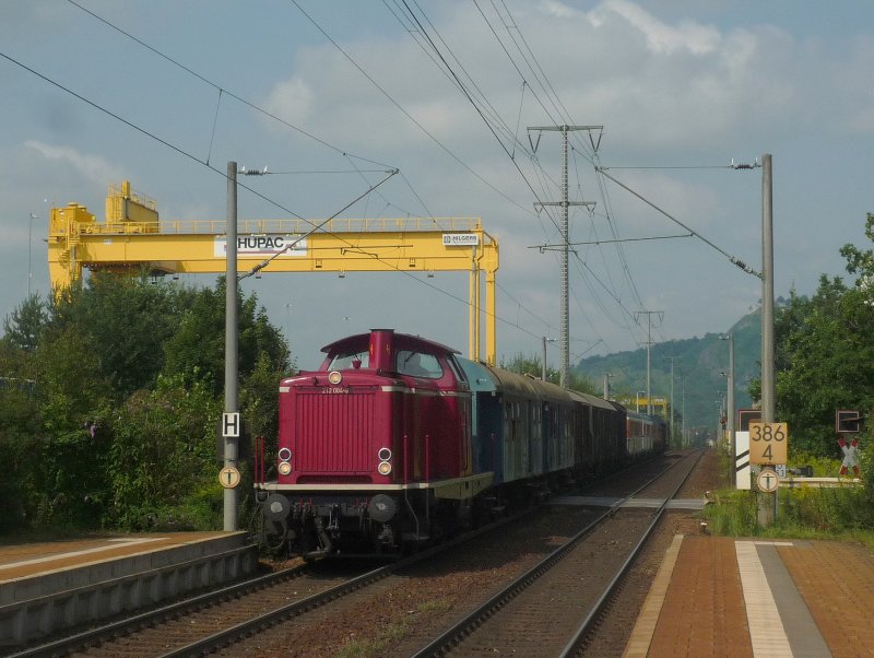 212 084-8 zieht eine berfhrung von 2 Esslinger Triebwagen aus Freiburg(Brsg) nach Ulm durch Singen-Industrie. 09.08.09