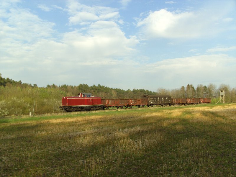 212 084 am 18.04.2008 mit einem Gterzug am Wingerdorfer Buckel zwischen Wingersdorf und Frensdorf