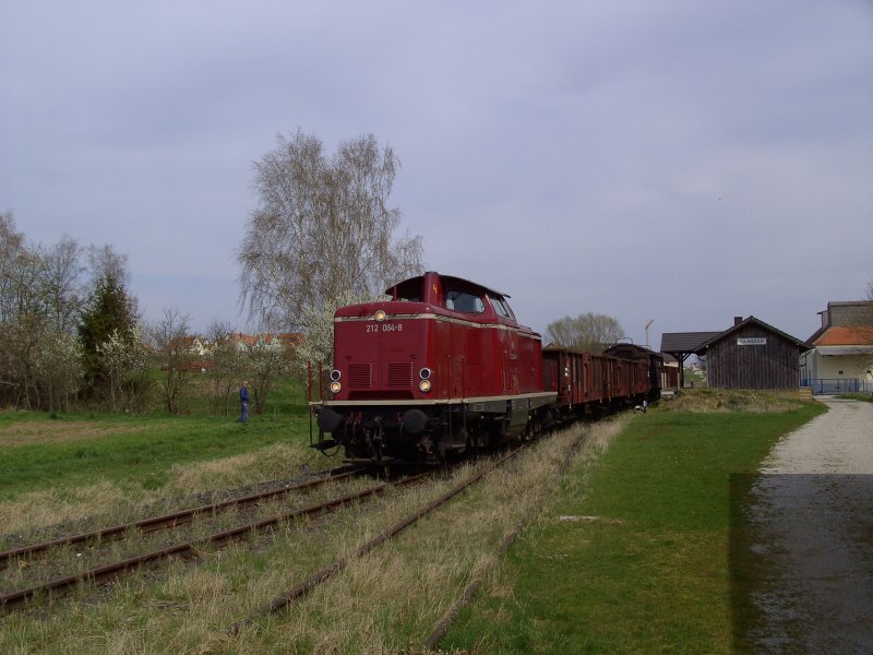 212 084 am 18.04.2008 mit einem Gterzug in Sambach