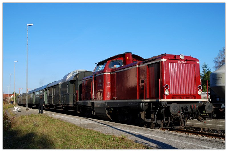 212 084 von Garching kommend, am 18.10.2008 bei der Einfahrt mit einem Fotopersonenzug in Trostberg in Bayern. 