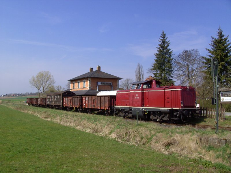 212 084 mit einem Gterzug am 18.04.2008 bei Steppach