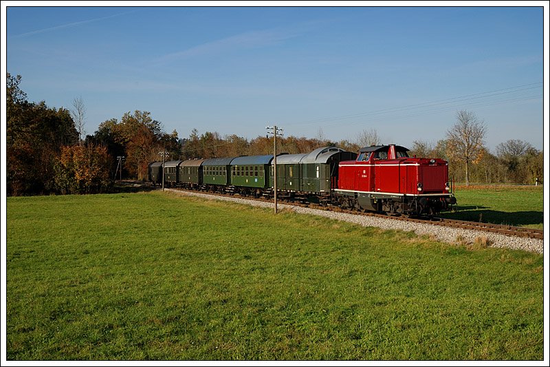 212 084 mit einen Fotopersonenzug am 18.10.2008 zwischen Garching und Trostberg, aufgeommen nchst Tacherting.
